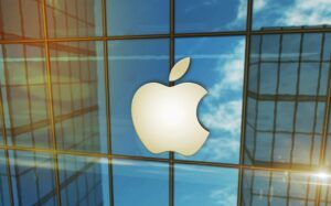 El logotipo de Apple en la ventana de un edificio.