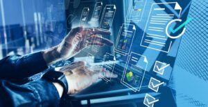 Manos escribiendo en un ordenador portátil con un panel de control digital holográfico superpuesto.