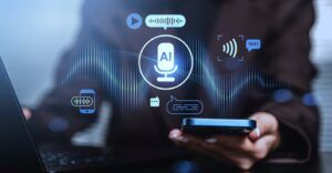 Un téléphone avec une onde sonore en arrière-plan et des icônes numériques, dont un micro intégrant une intelligence artificielle, flottant au-dessus.