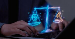 Des mains tapant sur un ordinateur portable sur lequel figure une icône représentant la balance de la Justice, sur laquelle reposent une icône représentant l'IA et un marteau de juge.