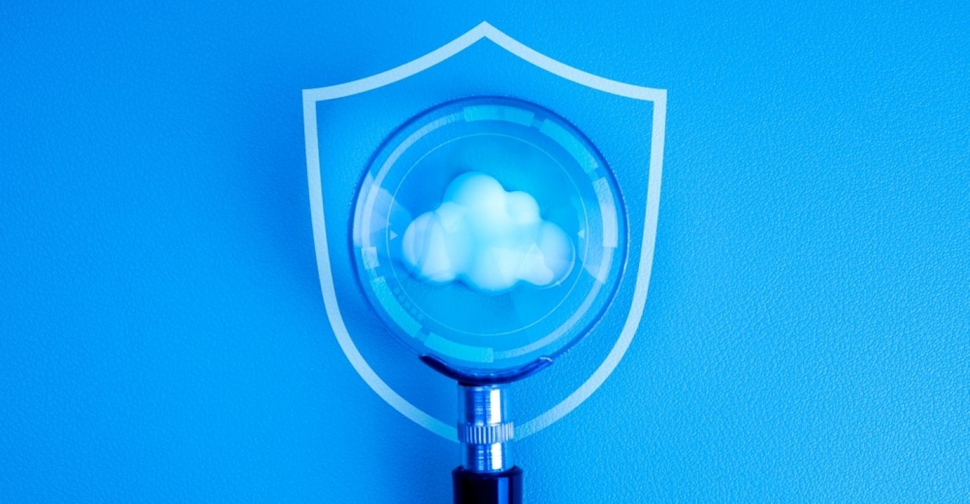 Une loupe examinant l'icône d'un nuage, avec un insigne de police en arrière-plan.